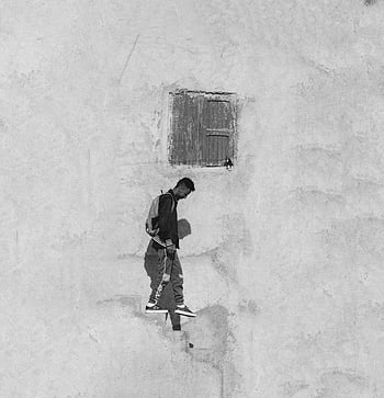 白黒写真、 バックパックを持つ男、 階段を歩いています、 織り目加工の壁、 黒と白の肖像画、 都市写真、 ストリート写真、 階段、 歩く人、 テクスチャード加工面、 モノクロ画像