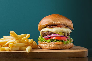 cheeseburger, frites croustillantes, delicieux repas, délicieux hamburger, frites dorées, burger avec des frites, farine de cheeseburger, burger à côté des frites, burger et frites, Cheeseburger avec des frites, burger savoureux