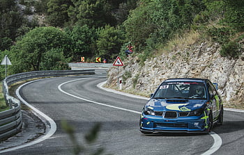 Modré Subaru WRX, závody, asfaltová klikatá silnice, navíjecí horská silnice, svěží zeleň, napínavá motoristická akce, závodní auto, motoristický sport, horské silnici, zeleň, Rychlost