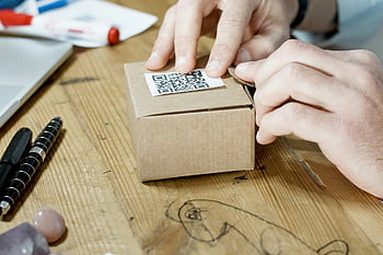 scatola di imballaggio delle mani, QR Code, Servizi aziendali online, scatola di cartone marrone, mani ravvicinate, processo di imballaggio, imballaggio aziendale, Packaging e-commerce, Preparazione della spedizione, Logistica delle piccole imprese, confezione del prodotto
