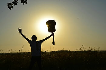 Sonnenuntergang Silhouette, junger Gitarrist, akustische Gitarre, Dramatische Silhouette, Sonnenaufgangsfeier, Pflanzenfelder, Tagesszene, Musik im Freien, Natur Hintergrund, künstlerische Fotografie, Sonnenaufgang Silhouette