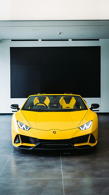 gelber Sportwagen, Moderne Garage, Innenparkplätze, Luxusfahrzeug, elegantes Design, stilvolles Auto, gelbes Auto, modernes Auto, Innengarage, Sportwagen, Auto Showcase