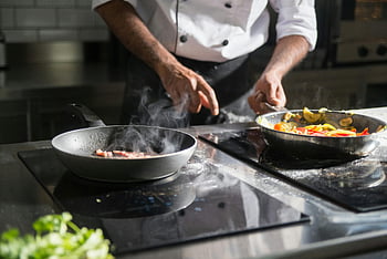 chef di cucina, stufa elettrica, ingredienti freschi, competenza culinaria, preparazione del pasto, scena della cucina, chef professionista, processo di cottura, preparazione del cibo, cucina in cucina, abilità da chef