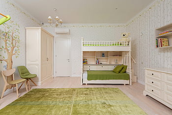 modernes Schlafzimmer, Etagenbett, grüne Akzente, Verspielte Dekor, Regale, Kinderzimmer, Innenarchitektur, weiße Möbel, Holzboden, gemütliches Zimmer, Bücherregal