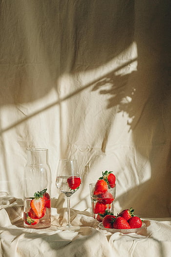 jahody, skleněné nádoby, stálý život, přirozené světlo, stíny, karafa, sklenice na víno, ovocné fotografie, fotografování potravin, Strawberry uspořádání, skleněné zboží