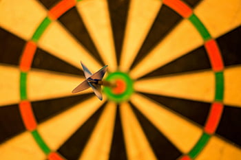 Dartscheibe, Bullauge, schwarzer Pfeil, Richtigkeit, Nahansicht, Dartspiel, Ziel, Präzision, Sport, Erholung, Unterhaltung