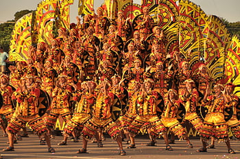 Tarian Filipina, tarian tradisional Filipina, festival luar ruangan, warisan budaya, Perayaan penuh warna, sekelompok orang menari, Budaya Filipina, perayaan festival, kostum tradisional, festival Filipina, acara budaya