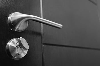 klika z nerezové oceli, páka dveří, zámek, černobílé fotografie, detailní fotografie, bezpečnostní, elegantní design, Šedá nerezová ocel, dveřní kování, Moderní rukojeť dveří, zámek u dveří
