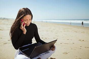 žena, Černá košile s dlouhým rukávem, přenosný počítač, pláž, vzdálené práce, multitasking, mluví na telefonu, ideální snímky, písek, oceán, slunečný den