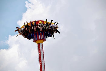 zábavní park, jízdy na karnevalu, Bílé a červené jízdy, lidé jezdí na koni, zatažená obloha, vzrušující jízda, lunapark, venkovní zábava, vzrušující jízdy, Atrakce zábavního parku, Karnevalová atmosféra