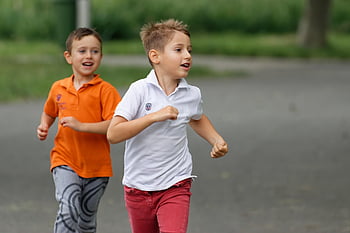 子供、 男の子たち、 走る、 遊びます、 キッズ、 若い、 幼年期、 人、 ランニング、 屋外、 パーク
