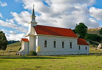 venkovský kostel, červená střecha, kostelní věž, malebná krajina, zelené louky, Okouzlující kostel, bílý kostel, Krajina, Venkovské prostředí, scénické krajiny