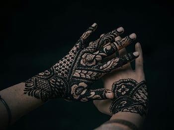 Mâini cu Mehndi, Modele de henna, design artistic mehndi, fundal întunecat, a închide, arta henna, mehndi tatuaj, mână tatuaj, design complex, arta traditionala, design henna