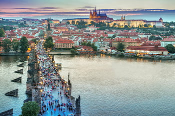 Karlův most, Pražský hrad, západ slunce, živý pohled, lidí, kteří jdou, betonový most, Praha, Česká republika, historický most, panoráma města, výhled na řeku