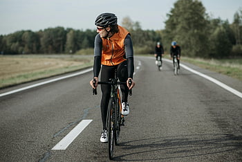 cyklista, silniční kolo, cyklisty, jasné vybavení, malebná krajina, den, Venkovní cyklistika, Skupinová jízda, helma, cyklistické boty, silniční cyklistika