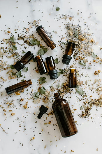 زجاجات الزيت الأساسية،  الأعشاب المجففة،  فلاتلاي،  خلفية بيضاء،  العلاج العطري،  العلاج الطبيعي،  رعاية ذاتية،  استرخاء،  العافية،  الطب البديل،  زيت اساسي