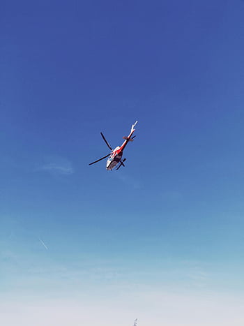 helikoptéra, v polovině letu, jasné modré nebe, letecká svoboda, letecký pohled, létající vrtulník, pulzující obloha, letadlo, rotorové letadlo, fotografie oblohy, letecké fotografie