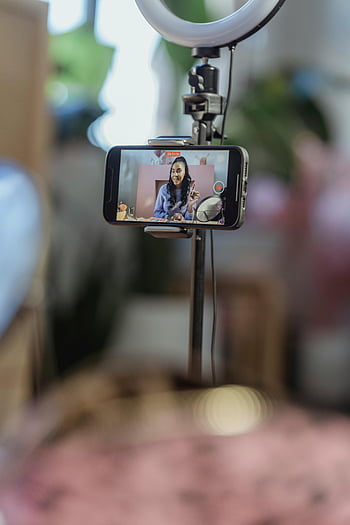 schwarze Frau, Beauty-Blog, Smartphone -Dreharbeiten, Vlogging -Tutorial, Stativ -Setup, Indoor -Vlogging, Ringlicht, Schönheit Vlogger, Inhaltsersteller, Mobiles Vlogging, DIY-Schönheit