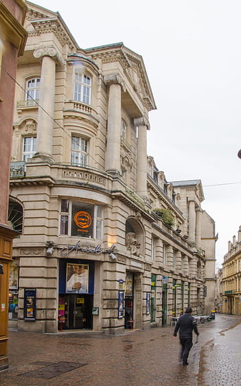 metz, palác ulice, kolosální iontové sloupce, neoklasická architektura, kino, trojúhelníkové pedimenty, Bílý Kalvárie, Robert Dirr, 1912, portrét, Klub