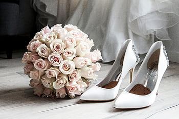 pantofi de mireasa, buchet de trandafiri, pregătirea nunții, Mireasă elegantă, Inspirații de nuntă, pantofi albi de mireasă, accesorii de nunta, buchetul miresei, ziua nuntii, tocuri de mireasă