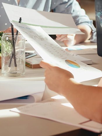 اجتماع الفريق التعاوني،  تحليل أوراق البيانات،  التخطيط الاستراتيجي،  ورق طابعة أبيض،  تقارير البيانات،  بيئة المكتب،  مناقشة الفريق،  اجتماع عمل،  تحليل البيانات،  اللوازم المكتبية،  طاولة الاجتماع