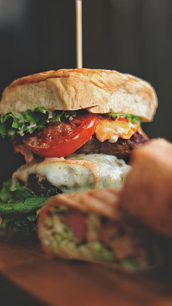 ízletes hamburger, kotlett, friss paradicsom, ínyenc sajtburger, friss saláta, lédús patty, olvasztott sajt, étkezési inspiráció, közelkép, burger, élelmiszer-fotózás