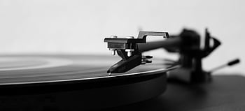 szürke méretű fényképezés, lemezjátszó, fekete és fehér, tű, fonó vinil, klasszikus zenei technológia, bakelit lemez, hangberendezés, zenelejátszó, retro audio