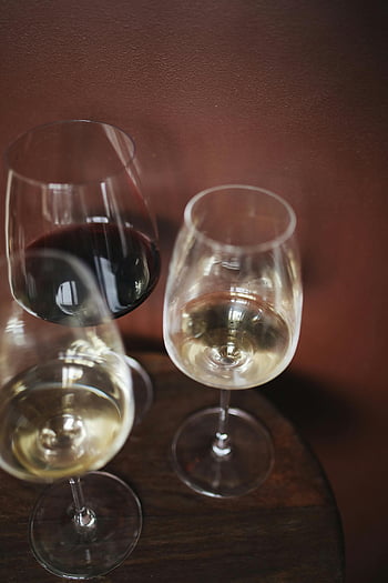 kieliszki do wina, brązowy drewniany stół, czerwone wino, białe wino, rustykalny drewniany blat stołu, elegancko zaaranżowany, przezroczyste kieliszki do wina, trzy kieliszki do wina, degustacja wina, Prezentacja wina, powierzchnia drewniana