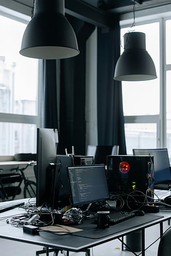 デスクトップコンピューター、 黒いテーブル、 モダンなオフィスデスク、 技術機器、 明るい部屋、 モニター、 コンピュータ、 ワークスペース、 オフィス設定、 技術ワークスペース、 コンピューターのセットアップ