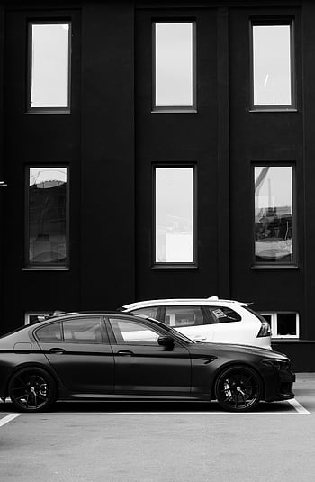 グレースケール、 駐車中の黒い車、 BMW m5、 モダンな建物、 モスクワ、 アーバンエレガンス、 黒と白、 駐車中の車、 近代建築、 街並み、 高級車