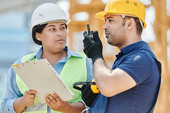 عمال بناء،  الخوذات،  معدات السلامة،  مناقشة الخطط،  موقع البناء،  الحافظة،  جهاز اتصال لاسلكي،  العمل بروح الفريق الواحد،  منطقه بناء،  ملابس واقية،  صناعة البناء والتشييد