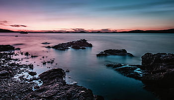 Skalní formace, tělo z vody, zlatá hodina, Serene Seascape, západ slunce, klidné vody, skalnaté pobřeží, Témata přírody, Témata krajiny, pobřežní scenérie, soumrak záře