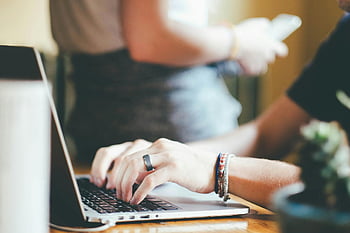 osoba, szary pierścień, za pomocą, macbook pro, zbliżenie, pisanie rąk, laptop, niewyraźne tło, klawiatura laptopa, Przypadkowe ustawienie