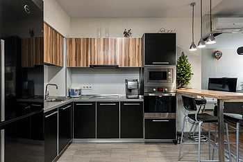 moderne Küche, schlanke Geräte, stilvoller Essbereich, zeitgenössisches Küchendesign, Schwarze Schränke, Holzplatten, Edelstahlgeräte, Esstisch, Barhocker, Pendelleuchten, Kücheninsel