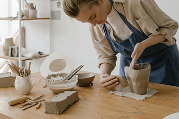 donna che lavora, scultura di argilla, Studio di ceramica indoor, modellare l'argilla, strumenti di ceramica, artista focalizzato, arte ceramica, spazio di lavoro creativo, ceramiche fatte a mano, studio d'Arte, craftsperson