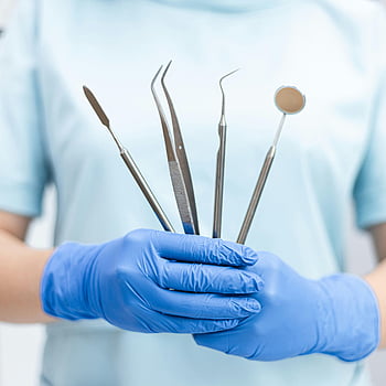 dentista, strumenti dentali, mani guantate, specchio dentale, sonda dentale, attrezzatura dentale, cure odontoiatriche, igiene dentale, professionista dentale, pratica dentale