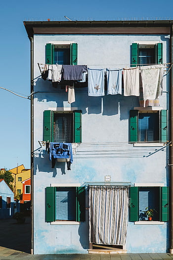 Βενετία, Ιταλία, πολύχρωμο σπίτι, ζωντανό πλυντήριο, στέγνωμα ρούχων, burano, μπλε κτίριο, πράσινα παντζούρια, ευρωπαϊκή αρχιτεκτονική, μεσογειακού στιλ, υπαίθρια πλυντήρια