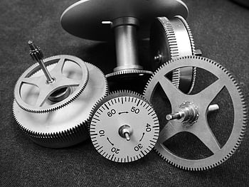 fotografie ve stupních šedi, ozubená kola, Černý a bílý, kovové převody, mechanické nastavení, Podrobný obrázek, strojek, průmyslový, mechanické části, přesné inženýrství, vinobraní stroje