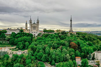 Базиликата Нотр Дам, Fourvière, Метална кула, Лион, буен зелен пейзаж, живописна гледка, хълм, Франция, европейска архитектура, Религиозен сайт, забележителност