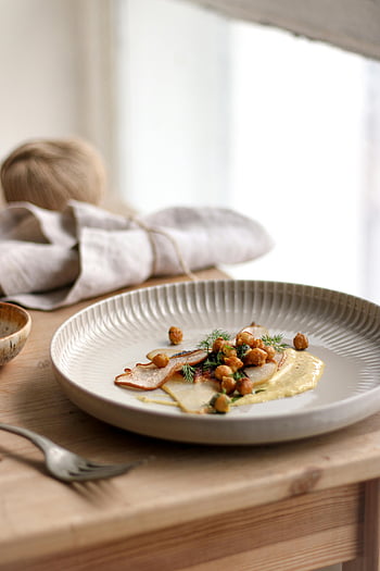 gurmánské jídlo, keramická deska, cizrna, Nastavení rustikálního stolu, Minimalistické pokovování, elegantní prezentace, dobré jídlo, fotografování potravin, kulinářské umění, zdravé jídlo, Vegetariánské jídlo