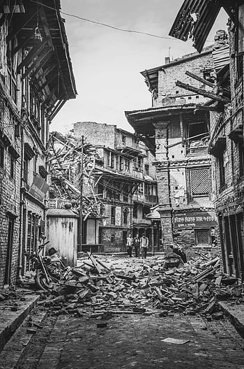 Aftermath Gempa Bumi, bhaktapur, Nepal, bangunan yang hancur, penghancuran, puing, hitam dan putih, orang berjalan, daerah bencana, reruntuhan perkotaan, Adegan pasca-bumi