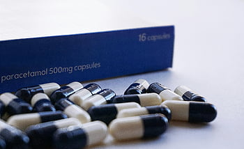 파라세타몰 500mg 캡슐, 근접 사진, 의사, 약물 치료, 건강 관리, 블리스 터 팩, 자세한 견해, 캡슐, 캡슐 16개, 파란색 상자, 흰색 표면