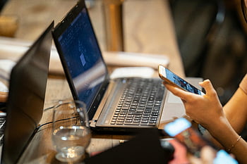 هاتف ذكي،  حاسوب محمول،  مساحة عمل داخلية،  إعداد مريح،  شخص يستخدم الهاتف،  تقنية،  بيئة العمل،  إعداد مكتب،  جهاز رقمي،  تعدد المهام،  كاس من الماء