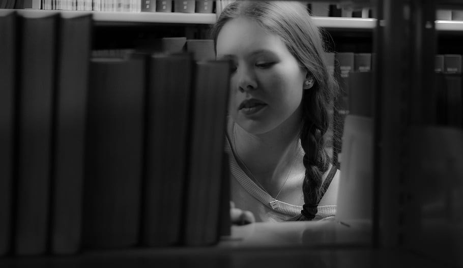dívka, knihovna, portrét, ženský, mladý, student, Modelka, póza, knih, krytý, Černý a bílý