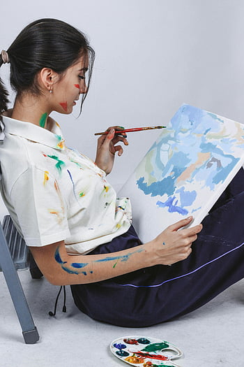femme peignant, vue de côté, art abstrait, Toile, jeune artiste, la créativité, talent artistique, assis sur le sol, pinceau, éclaboussures de peinture, expression artistique