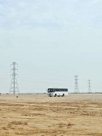 autobuz alb, pământ nisipos, peisaj desert, linii de înaltă tensiune, autobuz solitar, mare deșert, orizont vedere, stâlpi de energie electrică, Mediu arid, autobuz safari, locație îndepărtată