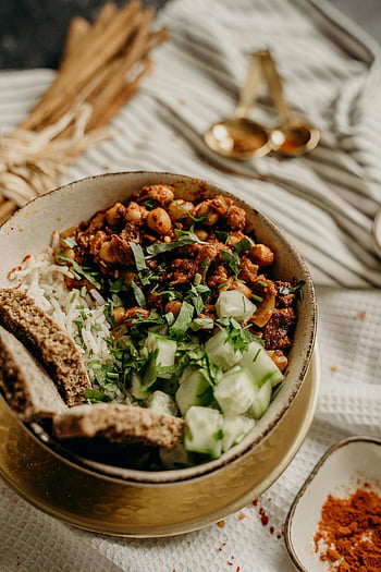 makanan sehat, mangkuk keramik, mangkuk vegan, buncis, Nasi, timun, Rempah, meja pedesaan, Vegan yang lezat, makan sehat, Makanan nabati