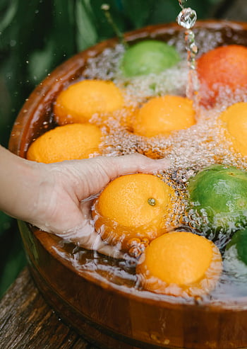 čerstvé pomeranče, dřevěná miska, ruční praní, citrusové plody, Vibrující ovoce, voda, mytí pomerančů, čerstvé produkty, Zdravé stravování, přirozené čištění, ovocná boule