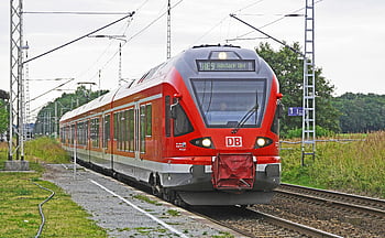treno rosso, brani, erba verde, cielo luminoso, Stazione ferroviaria rurale, Trasporti pubblici moderni, treno elettrico, stazione ferroviaria, rosso vivace, Arrivo del treno, treno db