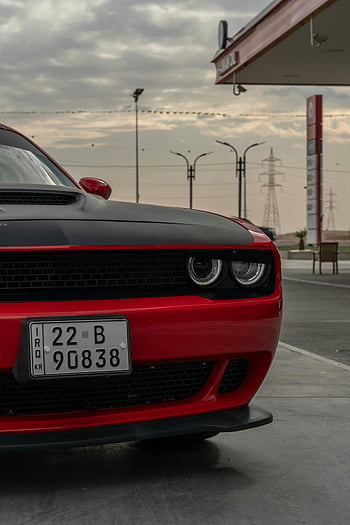 Red Dodge Challenger, čerpací stanice, čelní pohled, zatažená obloha, červené auto, dodge challenger, plynové čerpadlo, oblačno, auto na čerpací stanici, pohled na auto zepředu, červené vozidlo